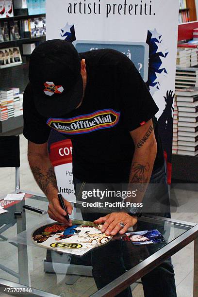The Italian singer Max Pezzali, former leader of the group 883, signed copies of his latest album "Spaceship Max" to Mondadori Bookshop. His clothing...