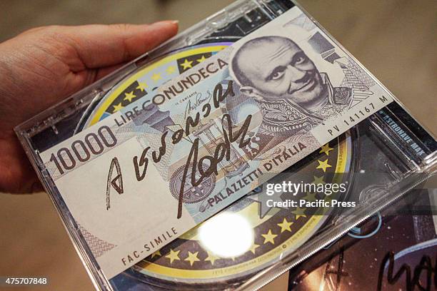 In photo a fake banknote autographed, which refers to the song of Max Pezzali "Con un deca" of 2012, in collaboration with Club Dogo.