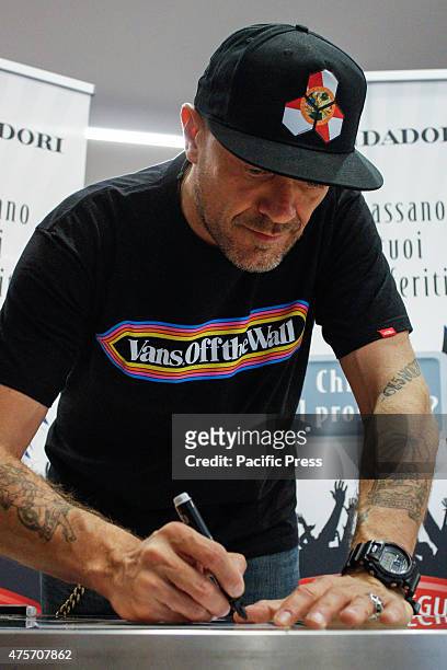 The Italian singer Max Pezzali, former leader of the group 883, signed copies of his latest album "Spaceship Max" to Mondadori Bookshop. His clothing...