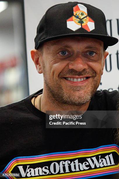 The Italian singer Max Pezzali, former leader of the group 883, signed copies of his latest album "Spaceship Max" to Mondadori Bookshop. His clothing...