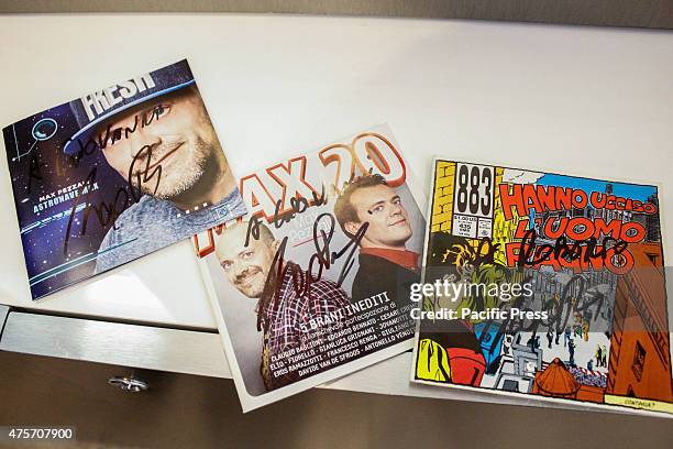 Signed album and authographs of Max Pezzali . The Italian singer Max Pezzali, former leader of the group 883, signed copies of his latest album...