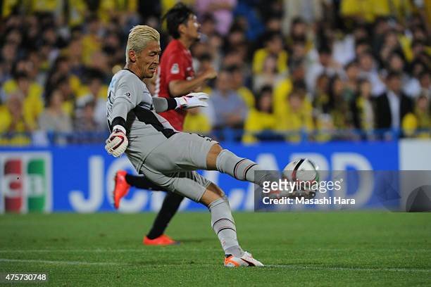Takanori Sugeno of Kashiwa Reysol in action during the J.League match between Kashiwa Reysol and Urawa Red Diamonds at Hitachi Kashiwa Soccer Stadium...