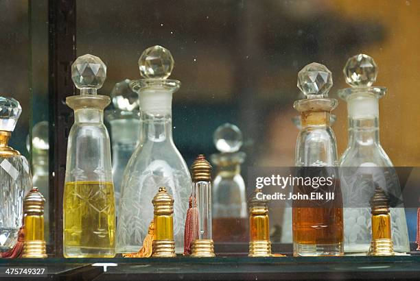 perfume bottles - perfumería fotografías e imágenes de stock