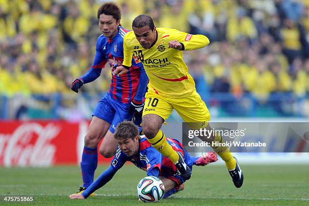 Leandro Domingues of Kashiwa Reysol in action during the J. League match between Kashiwa Reysol and FC Tokyo at Hitachi Kashiwa Soccer Stadium on...