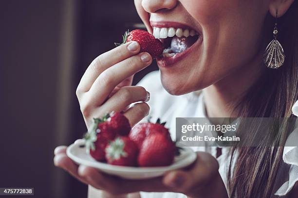 deliciosos fresas - fruta baya fotografías e imágenes de stock