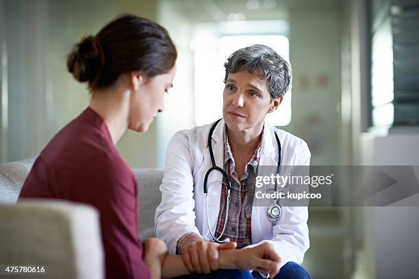 her compassion is just what the doctor ordered - slecht nieuws stockfoto's en -beelden