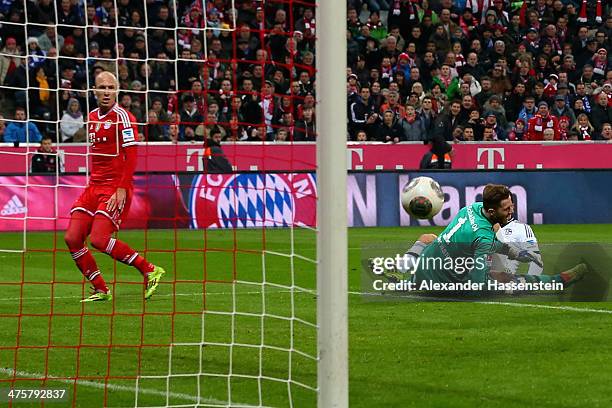 Arjen Robben of Muenchen scores the second team goal against Kyriakos Papadopoulos of Schalke and his keeper Ralf Faehrmann during the Bundesliga...