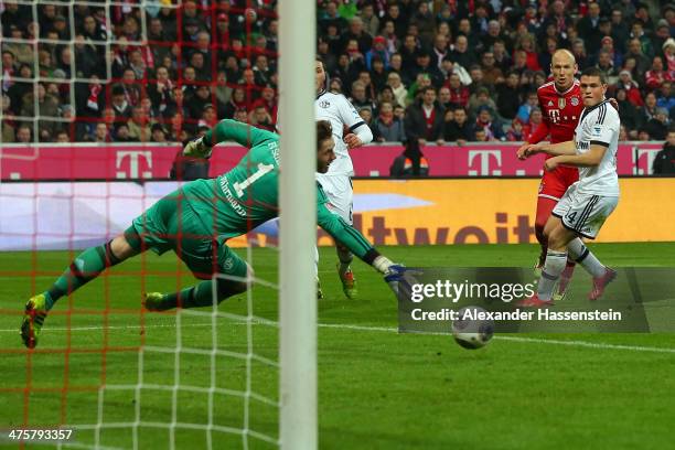 Arjen Robben of Muenchen scores the 4th team goal against Kyriakos Papadopoulos of Schalke and his keeper Ralf Faehrmann during the Bundesliga match...