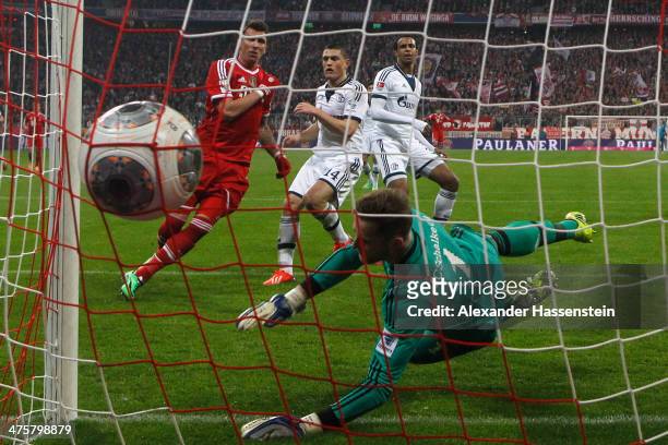 Mario Mandzukic of Muenchen scores the 3rd team goal against Ralf Faehrmann keeper of Schalke during the Bundesliga match between FC Bayern Muenchen...