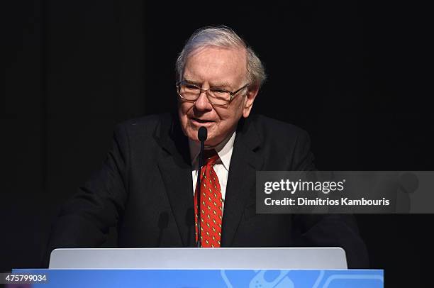 Warren Buffett speaks during the Forbes' 2015 Philanthropy Summit Awards Dinner on June 3, 2015 in New York City.