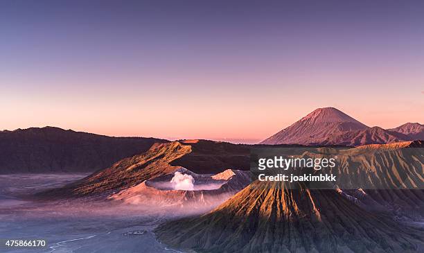 sunris'over bromo y semeru volcanes en indonesia - bromo crater fotografías e imágenes de stock