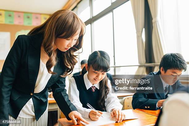 教師補佐学生、日本の中学校 - 中学校 ストックフォトと画像