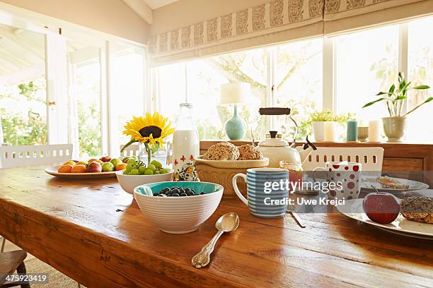 breakfast table - setting the table stock-fotos und bilder