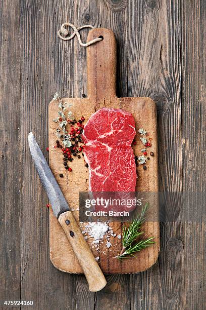 rohe rindfleisch steak - fleischstück stock-fotos und bilder