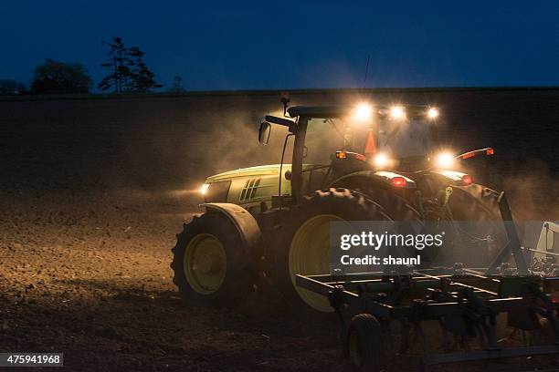 late night landwirtschaft - john deere tractor stock-fotos und bilder