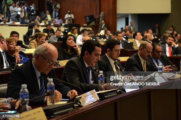 Congress Secretary Mario Perez reads a report which reveals that the National party received at least 94.000 US dollars from the Honduran Social...