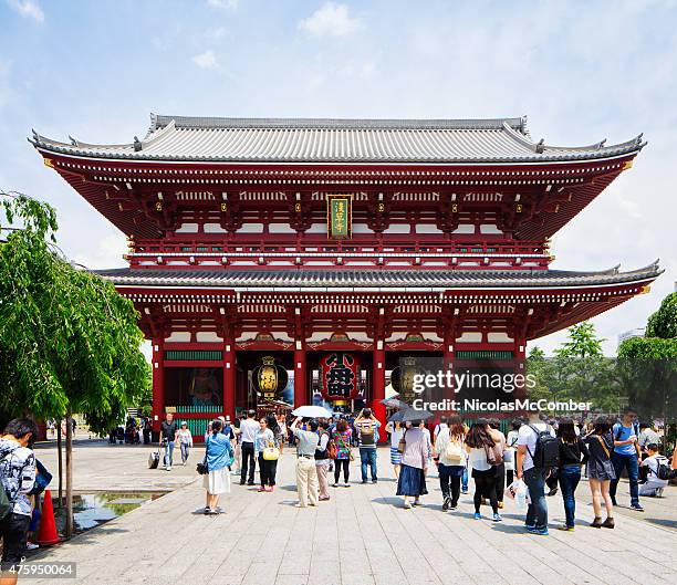 thunder gate in senso-ji-tempel mit touristen menschenmenge tokio, japan - asakusa senso temple stock-fotos und bilder