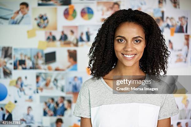portrait of smiling businesswoman - bang palabra en inglés fotografías e imágenes de stock