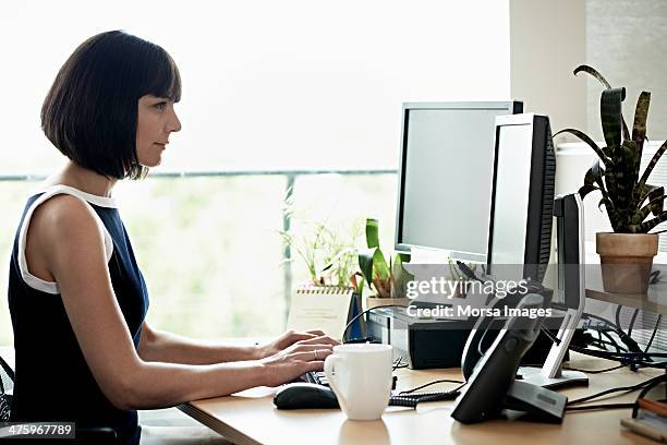 businesswoman working on computer - ボブヘア ストックフォトと画像