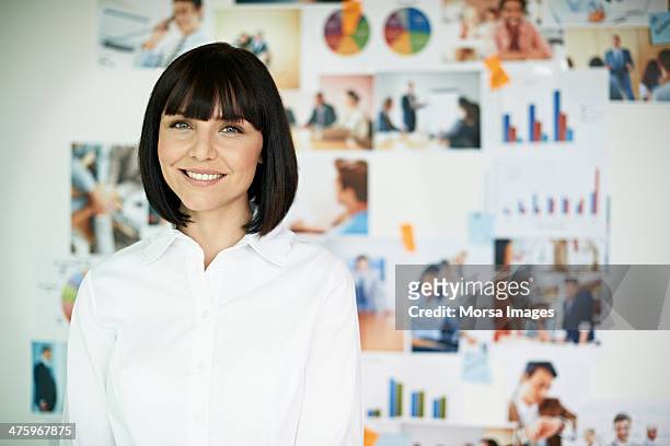 portrait of smiling business woman - frau mittellanges haar brünett stock-fotos und bilder