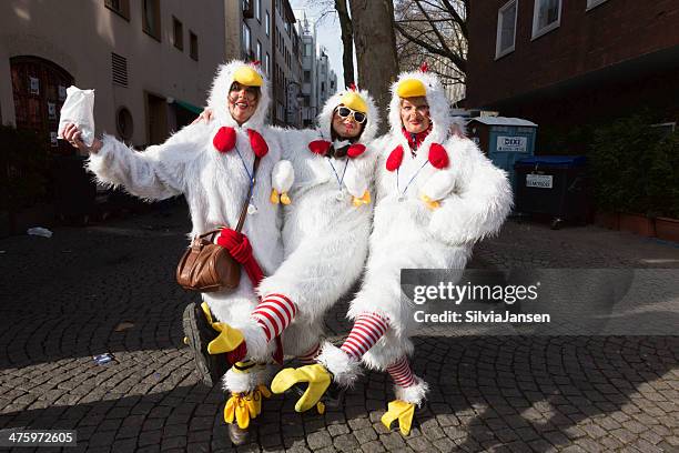 carnival weiberfastnacht feier frauen in kostümen tanzen huhn - fasching stock-fotos und bilder