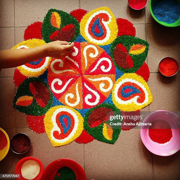 a hand finishing a rangoli - rangoli stock pictures, royalty-free photos & images