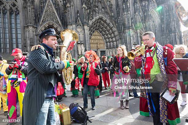 carnival weiberfastnacht celebración tocando el baile de banda - rosenmontag fotografías e imágenes de stock