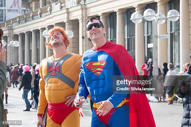 carnival weiberfastnacht feier superman-kostüm - rosenmontag stock-fotos und bilder