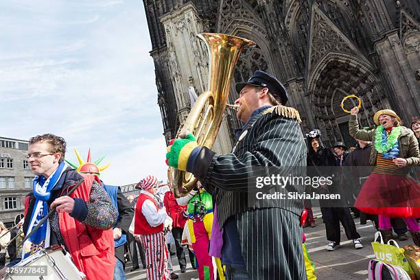 carnival weiberfastnacht feier-band spielt menschen-tanz - rosenmontag stock-fotos und bilder