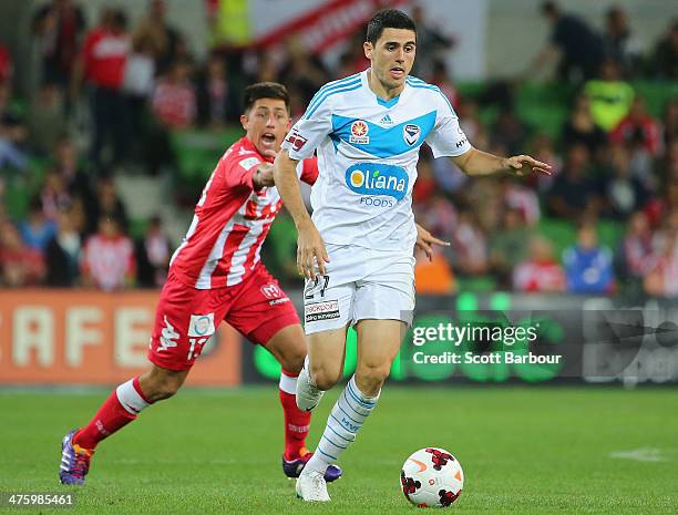 Tom Rogic of the Victory controls the ball during the round 21 A-League match between Melbourne Heart and Melbourne Victory at AAMI Park on March 1,...