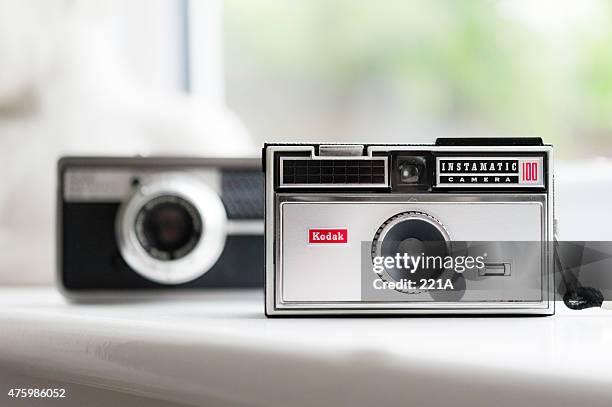 nahaufnahme des klassischen kodak instamatic 100 kamera - kodak camera stock-fotos und bilder