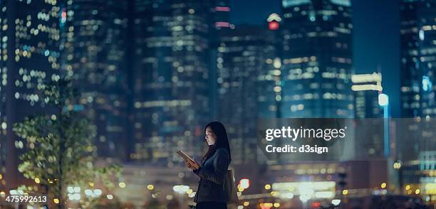 pretty office lady is using tablet in city - enfoque en primer plano fotografías e imágenes de stock