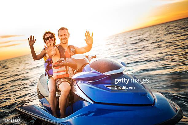 par montar moto de agua - jet boat fotografías e imágenes de stock