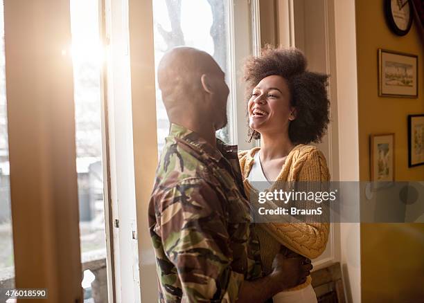 alegre afroamericana mujer hablando con su marido militar. - esposa cónyugue fotografías e imágenes de stock