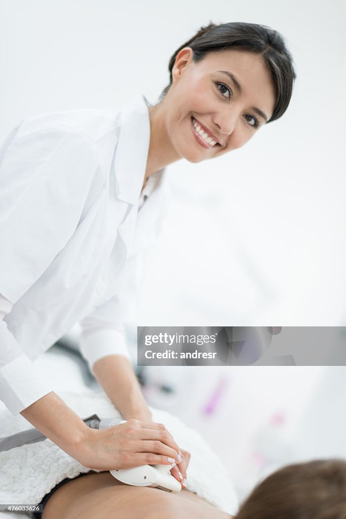 Un masajista haciendo masaje de espalda en el spa