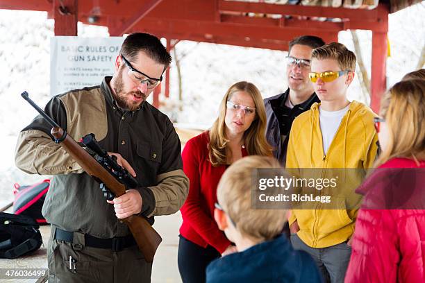 feuerwaffen trainer in das shooting range - teacher trigger stock-fotos und bilder