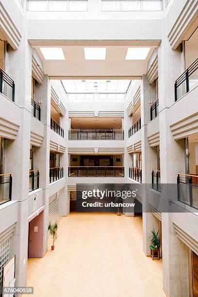 japonés high school.   atrio central, hall de ingreso, la arquitectura contemporánea, japón - atrio fotografías e imágenes de stock