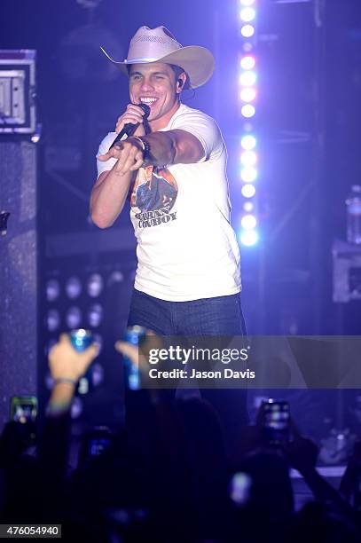 Dustin Lynch performs onstage during Pandora Country at Marathon Music Works on June 5, 2015 in Nashville, Tennessee.