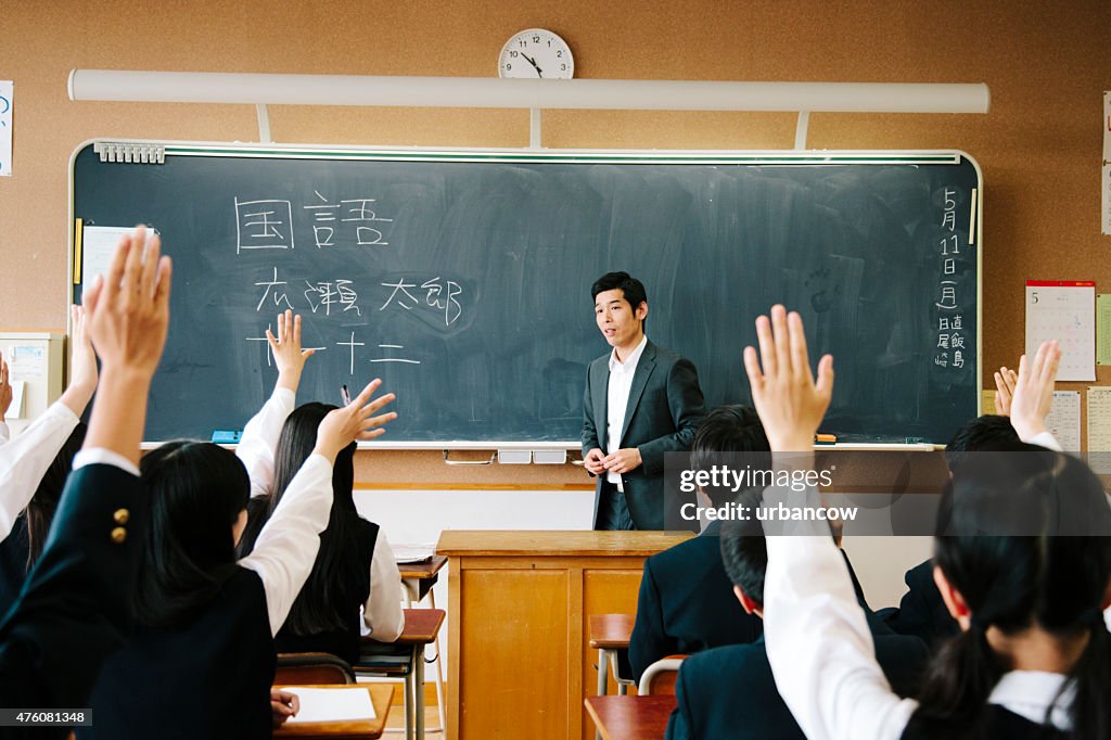 High school children plantear las manos, responder a las preguntas de los profesores, Japón