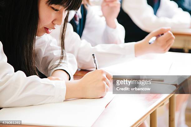 中高生、若い teenaged スチューデント、スクール形式、日本で働く - 若い カワイイ 女の子 日本人 ストックフォトと画像