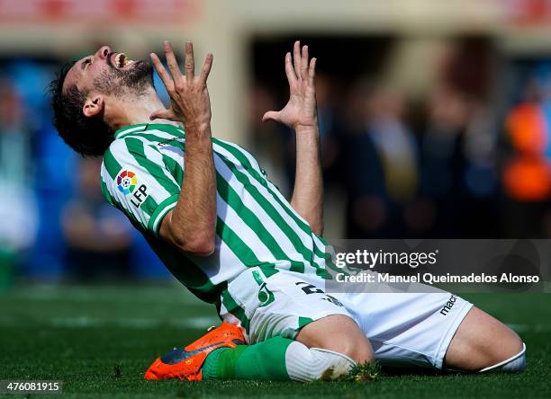 Jordi Figueras of Betis reacts as he fails to score during the La Liga match between Villarreal CF and Real Betis Balompie at El Madrigal on March 2,...