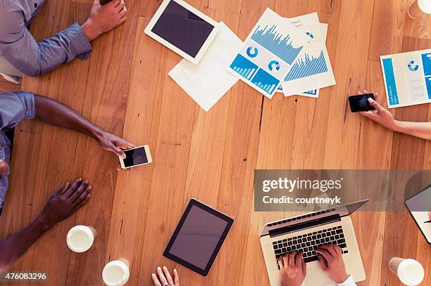 group of multi-ethnic business people meeting - voorzitter stockfoto's en -beelden