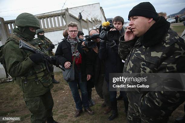 Perevalne, UKRAINE A colonel who identifed himself as the commander of the neraby Ukrainian military base that was surrounded by other soldiers...