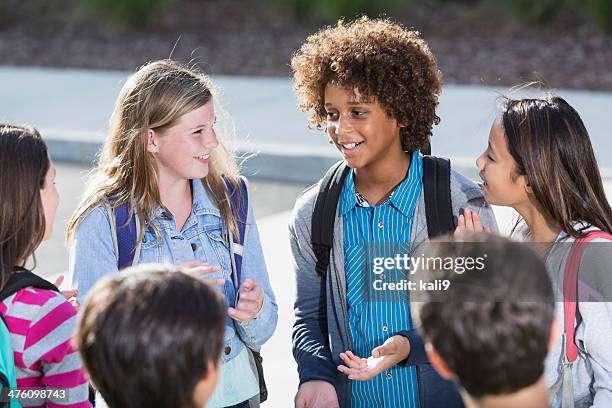 studenten sprechen im freien - boy and girl talking stock-fotos und bilder