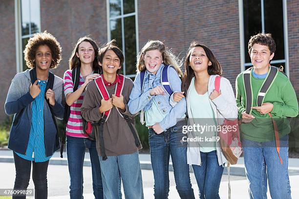 studenti in piedi fuori edificio - educazione secondaria di scuola media foto e immagini stock