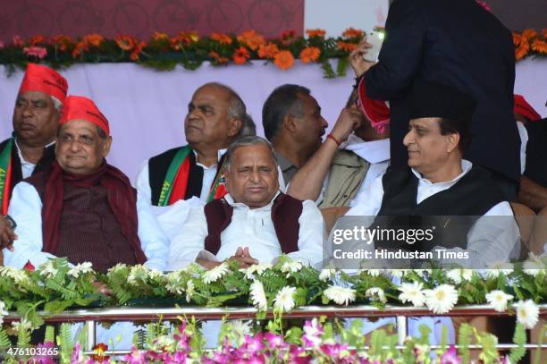 Uttar Pradesh chief minister Akhilesh Yadav, Samajwadi Party chief Mulayam Singh Yadav and Samajwadi Party leader Mohammad Azam Khan during the 'Desh...