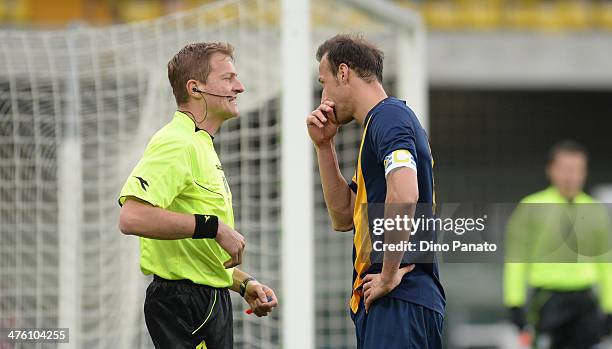 Referee Dino Tommasi speaks with Evangelos Moras of Hellas Verona during the Serie A match between Hellas Verona FC and Bologna FC at Stadio...