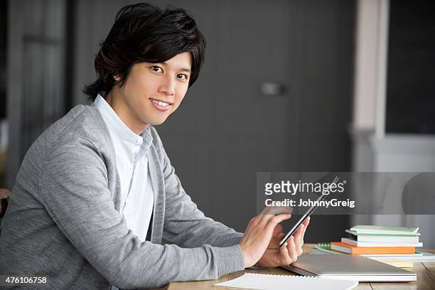 若いアジア人のデジタルタブレットを使用して、 - ハンサム ストックフォトと画像