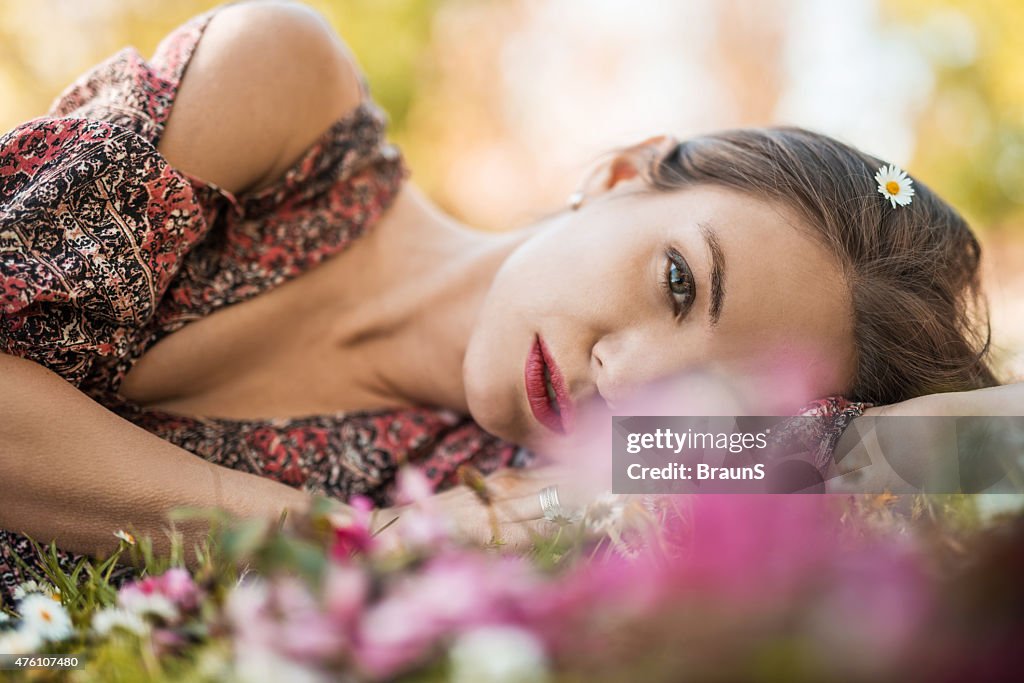 Junge schöne Frau ruhen im Gras im Frühling.