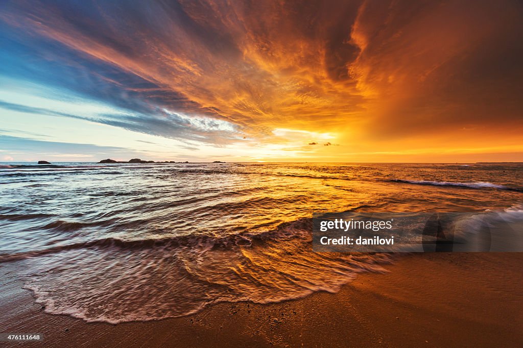Puesta de sol sobre el océano Índico